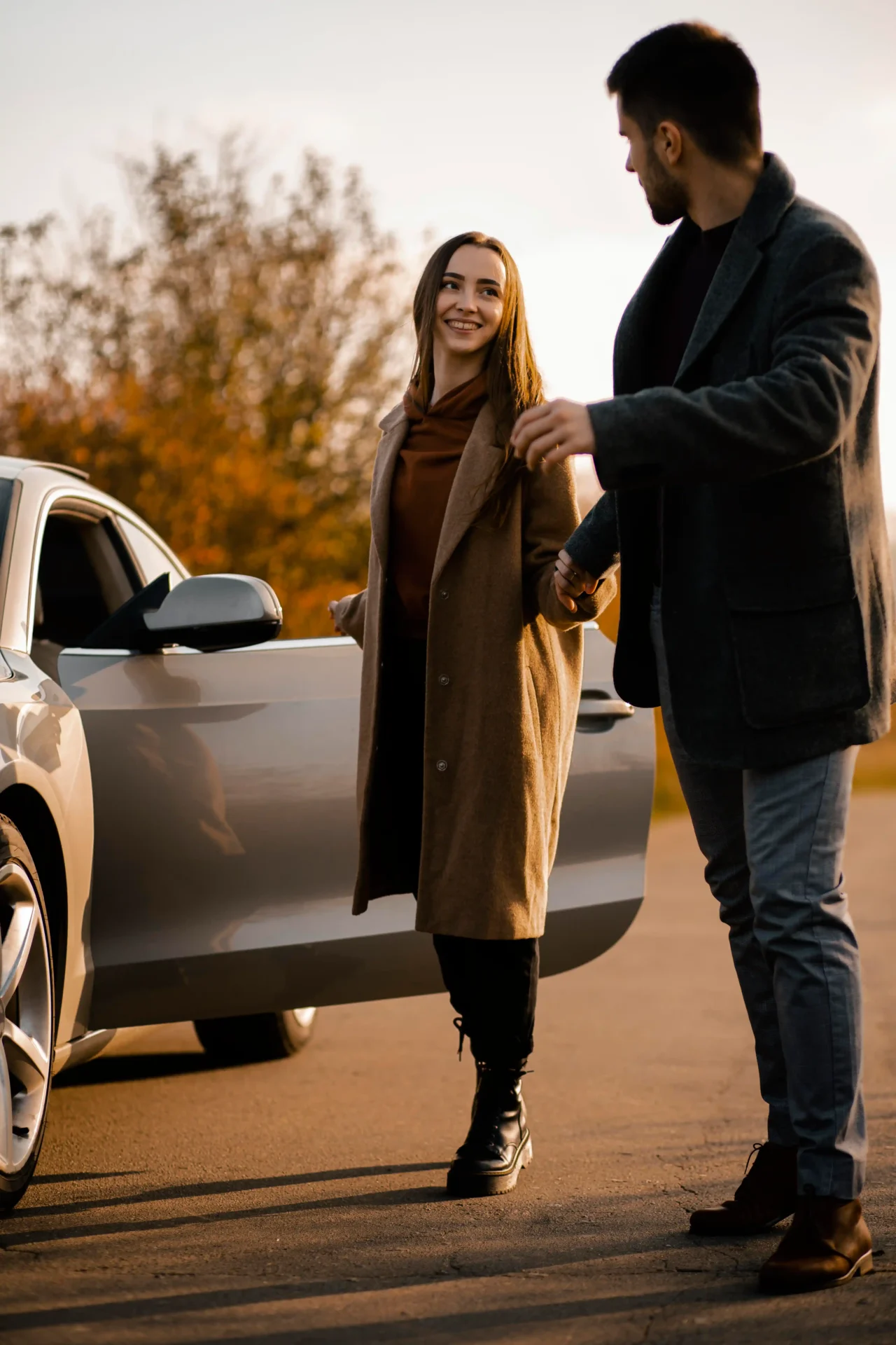 full-shot-happy-couple-with-car full-shot-happy-couple-with-car